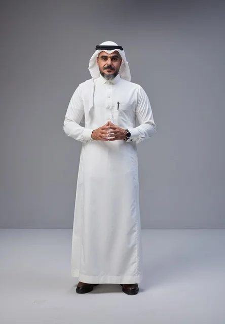 رجل سعودي بالزي التقليدي يقف في استوديو