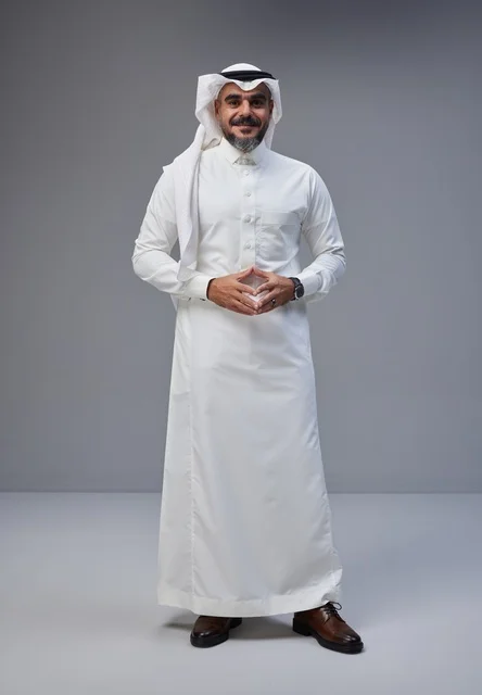 رجل سعودي بالزي التقليدي يقف في استوديو