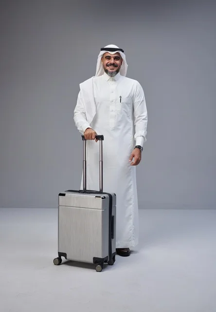 رجل سعودي بالزي التقليدي مع حقيبة سفر