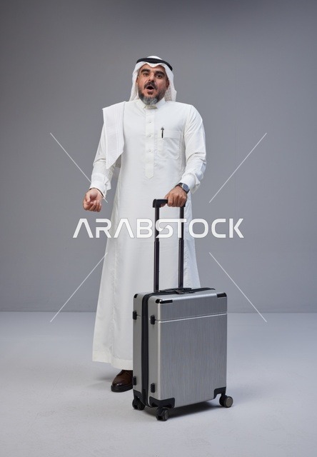 رجل سعودي مع حقيبة سفر بتعبيرات مندهشة