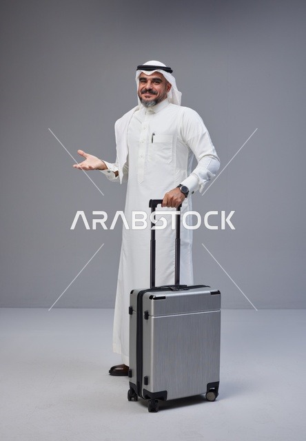 رجل سعودي بالزي التقليدي مع حقيبة سفر
