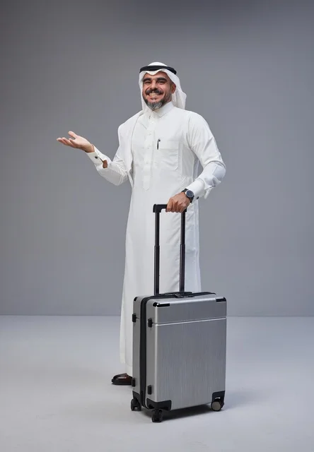 رجل سعودي بالزي التقليدي مع حقيبة سفر