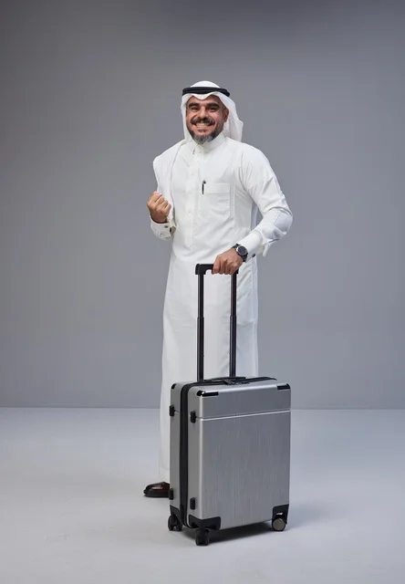 رجل سعودي بالزي التقليدي مع حقيبة سفر