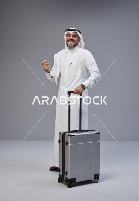 رجل سعودي بالزي التقليدي مع حقيبة سفر