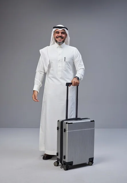 رجل سعودي بالزي التقليدي مع حقيبة سفر