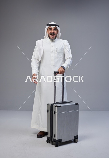 رجل سعودي بالزي التقليدي مع حقيبة سفر