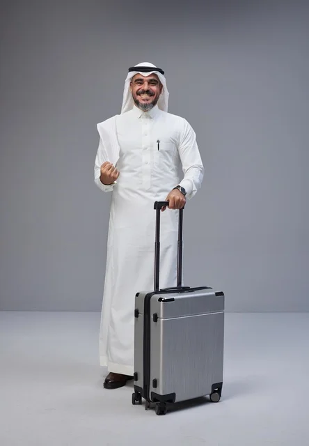 رجل سعودي بالزي التقليدي مع حقيبة سفر