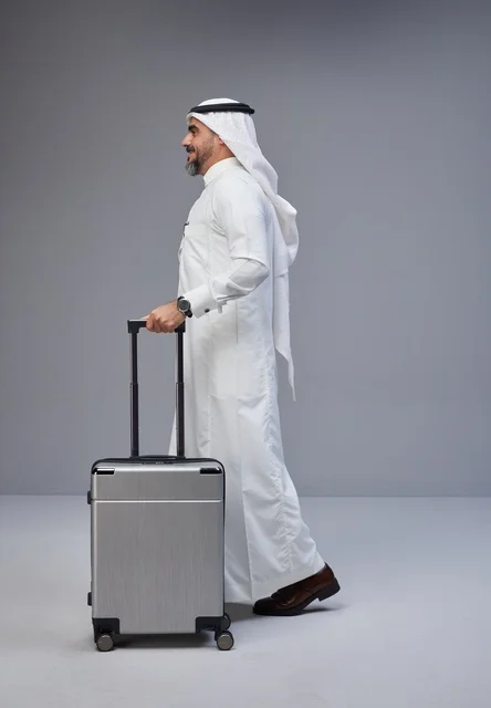 رجل سعودي بالزي التقليدي مع حقيبة سفر