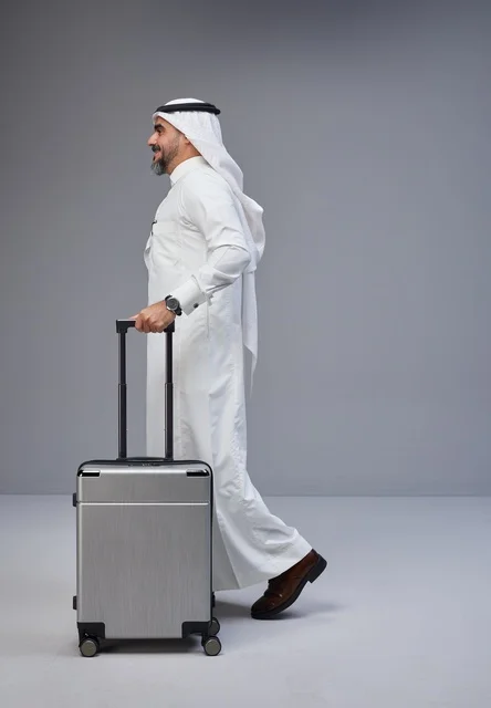 رجل سعودي بالزي التقليدي مع حقيبة سفر