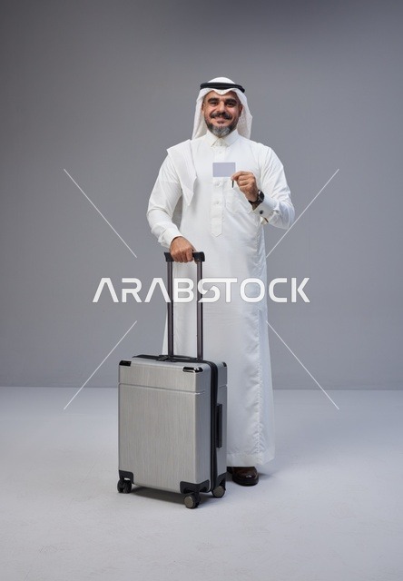 رجل سعودي مع حقيبة سفر وبطاقة بيضاء