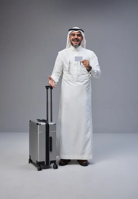 رجل سعودي بالزي التقليدي مع حقيبة سفر وبطاقة