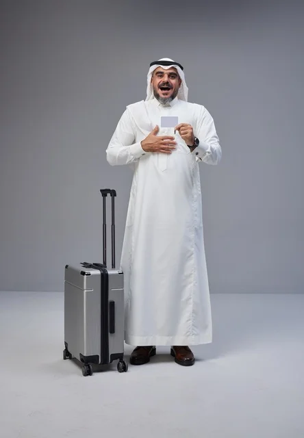 رجل سعودي مع حقيبة سفر وبطاقة ائتمان في الاستوديو