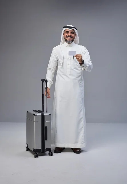 رجل سعودي مع حقيبة سفر وبطاقة بنكية