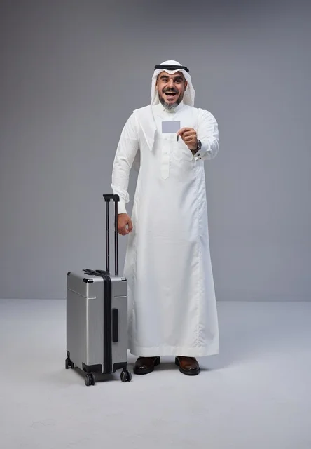 رجل سعودي مع حقيبة سفر يحمل بطاقة ائتمان في الاستوديو