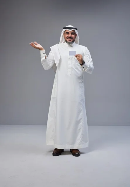 رجل سعودي بالزي التقليدي يحمل بطاقة تعريف فارغة
