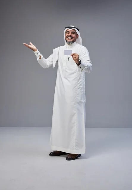 رجل سعودي يحمل بطاقة تعريف فارغة في الاستوديو