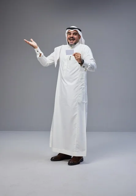 رجل سعودي يحمل بطاقة تعريف فارغة في استوديو