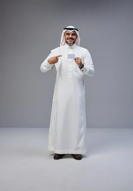 رجل سعودي بالزي التقليدي يحمل بطاقة هوية فارغة