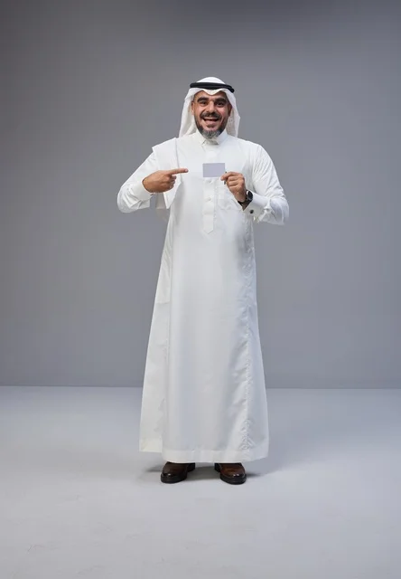 رجل سعودي بالزي التقليدي يحمل بطاقة هوية فارغة