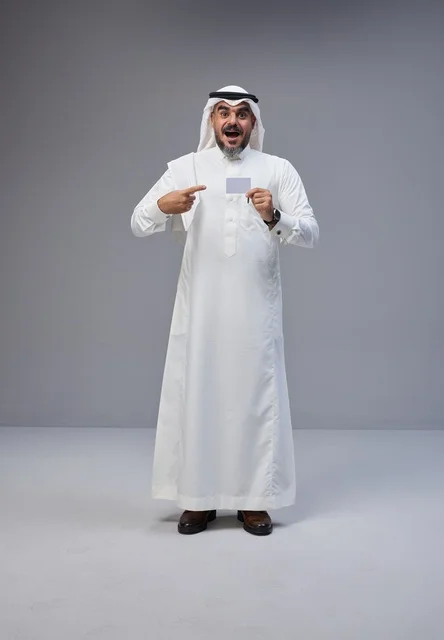 رجل سعودي يحمل بطاقة تعريف فارغة في استوديو