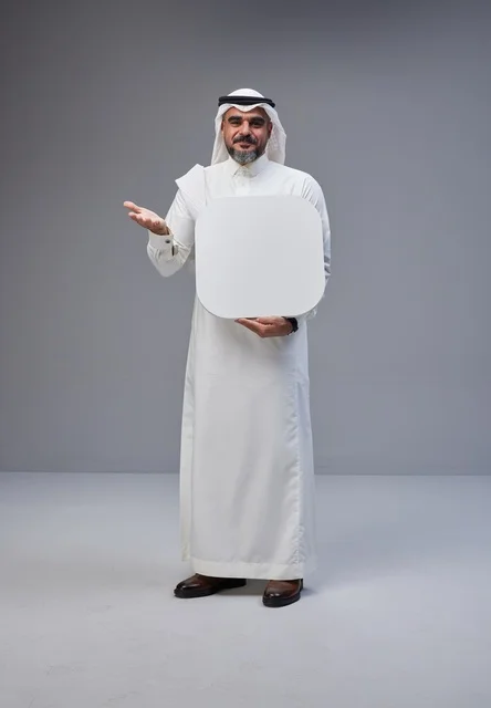 رجل سعودي بالزي التقليدي يحمل لوحة بيضاء فارغة