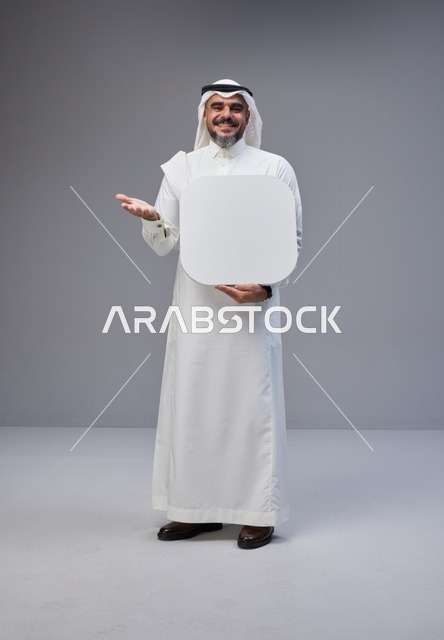 رجل سعودي يحمل لوحة بيضاء فارغة مستديرة الزوايا