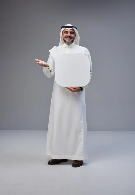 رجل سعودي يحمل لوحة بيضاء فارغة مستديرة الزوايا