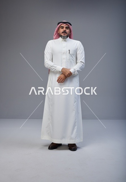رجل سعودي بالزي التقليدي والثوب الأبيض في الاستوديو