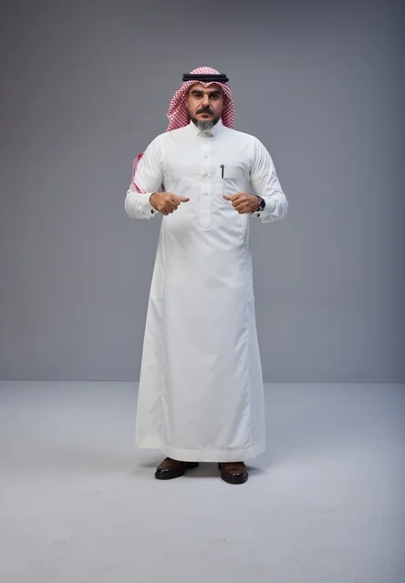 رجل سعودي بالزي التقليدي في استوديو تصوير