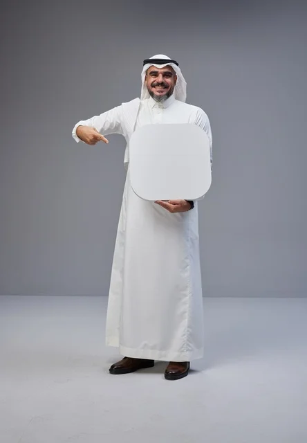 رجل سعودي بالزي التقليدي يحمل لوحة فارغة