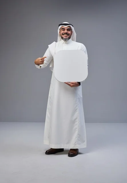 رجل سعودي بالزي التقليدي يحمل لوحة بيضاء فارغة