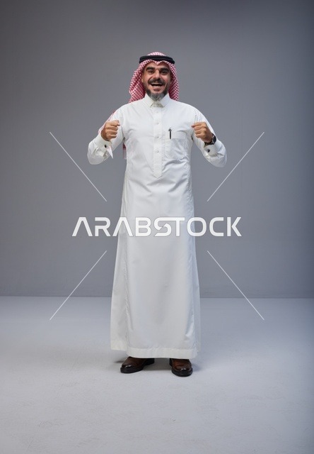 رجل سعودي بالزي التقليدي يحتفل بحماس في الاستوديو