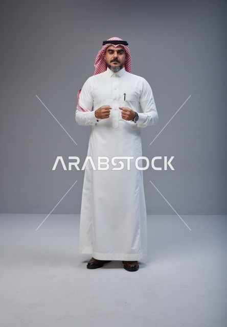 رجل سعودي بالزي التقليدي في استوديو تصوير