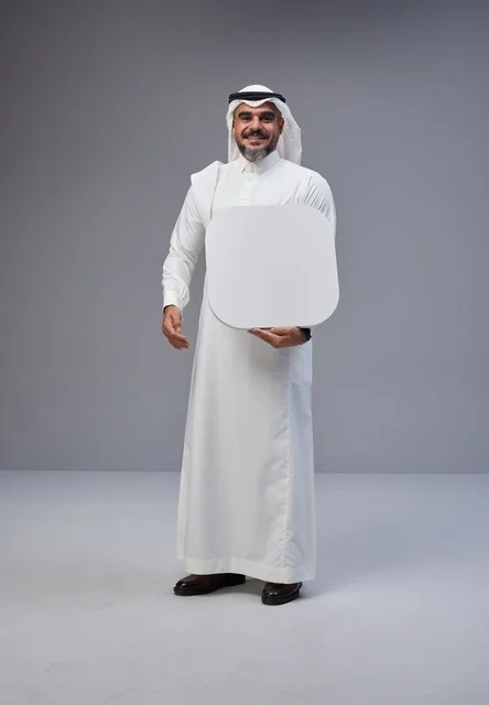 رجل سعودي بالزي التقليدي يحمل لوحة بيضاء فارغة