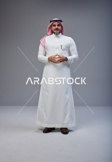 رجل سعودي بالزي التقليدي في استوديو احترافي
