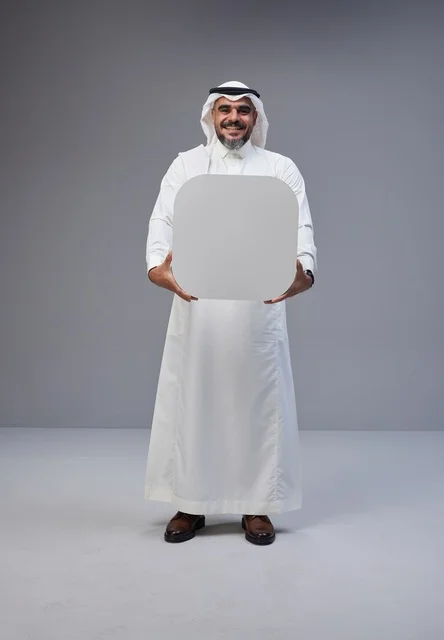 رجل سعودي بالزي التقليدي يحمل لوحة بيضاء فارغة
