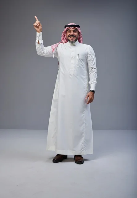 رجل سعودي بالزي التقليدي يتفاعل مع الكاميرا