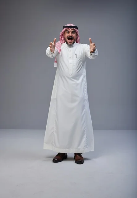 رجل سعودي بالزي التقليدي بتعبيرات متحمسة في الاستوديو