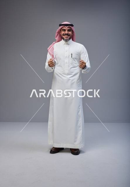 رجل سعودي بالزي التقليدي يحتفل بالنجاح