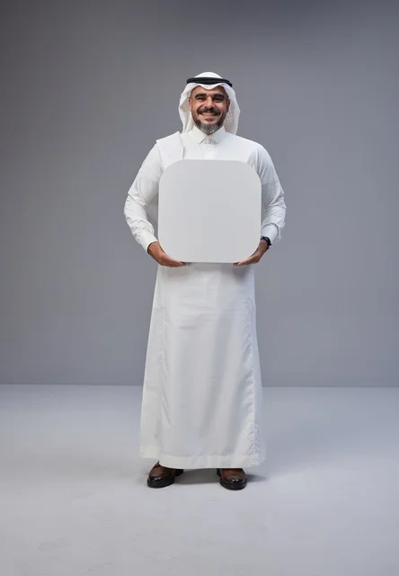 رجل سعودي بالزي التقليدي يحمل لوحة بيضاء فارغة