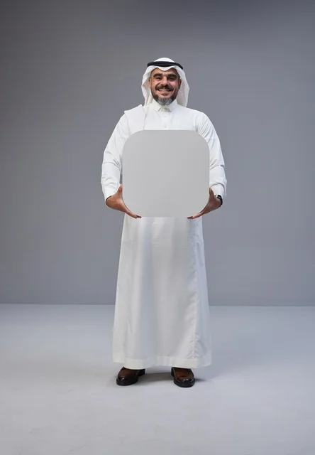 رجل سعودي بالزي التقليدي يحمل لوحة بيضاء فارغة