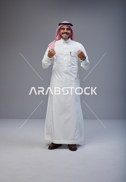 رجل سعودي بالزي التقليدي يحتفل بنجاحه