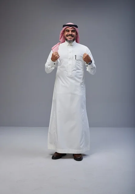 رجل سعودي بالزي التقليدي يحتفل بنجاحه