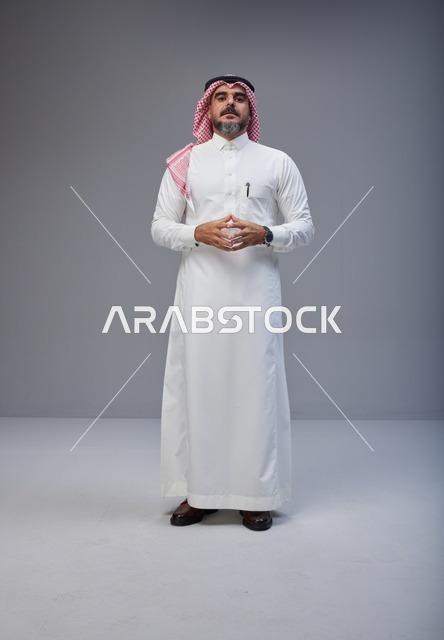 رجل سعودي بالزي التقليدي في استوديو تصوير