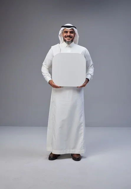 رجل سعودي بالزي التقليدي يحمل لوحة فارغة