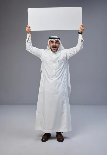 رجل سعودي يحمل لوحة إعلانية بيضاء فارغة