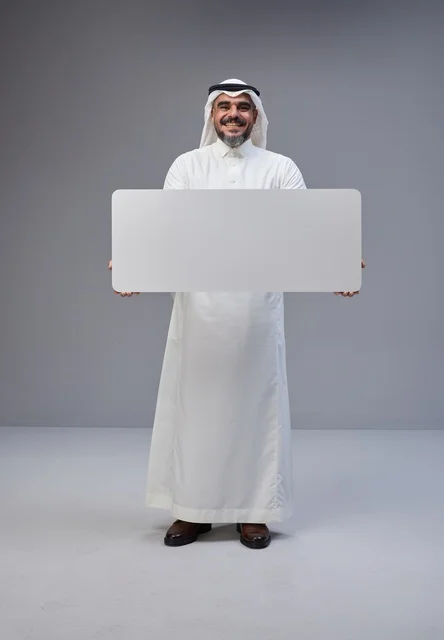 رجل سعودي بالزي التقليدي يحمل لوحة بيضاء فارغة