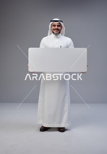 رجل سعودي يحمل لوحة بيضاء فارغة