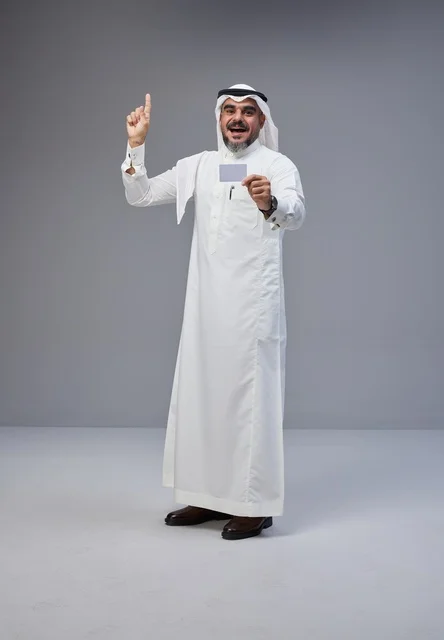 رجل سعودي يحمل بطاقة فارغة ويشير للأعلى