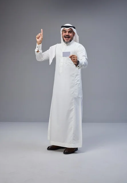 رجل سعودي بالزي التقليدي يحمل بطاقة تعريفية فارغة